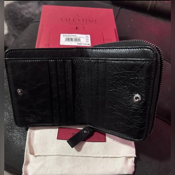 Valentino Garavani Rockstud Bifold Zip-Up Wallet Card Holder - Picture 2 of 16